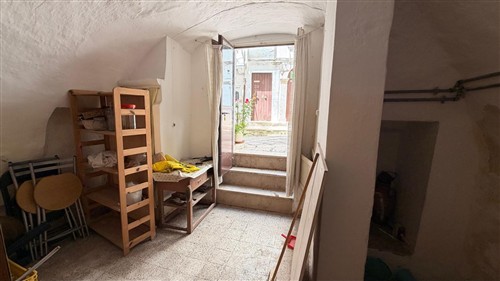 Casa Indipendente Di 2 Vani Oltre Locale Al Piano Terra.